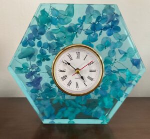 Gorgeous petal and resin battery clock